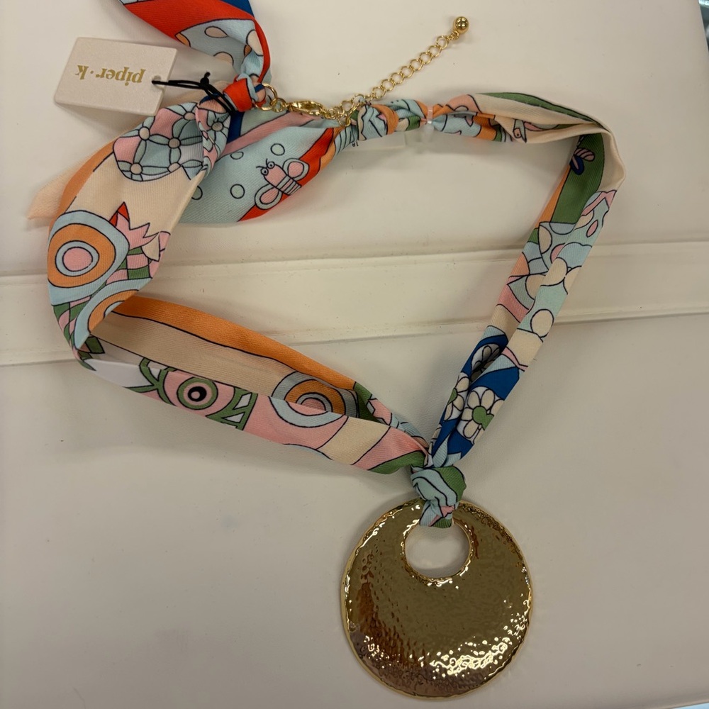 NWT ⚜️🩵⚜️ Piper K Gorgeous Scarf Necklace with Golden Toned Disc Pendant - Picture 14 of 15